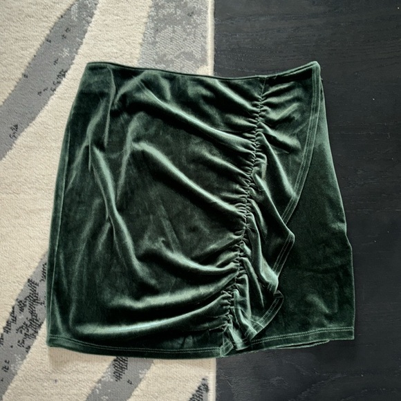 Abercrombie & Fitch Dresses & Skirts - Abercrombie & Fitch women’s green velvet mini skirt size XS